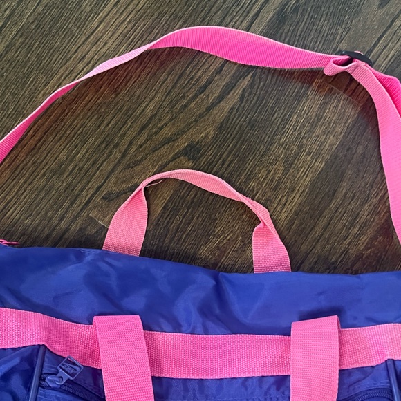 Vintage Nike Duffle Bag in a rich purple/navy with neon pink strap - Picture 9 of 9